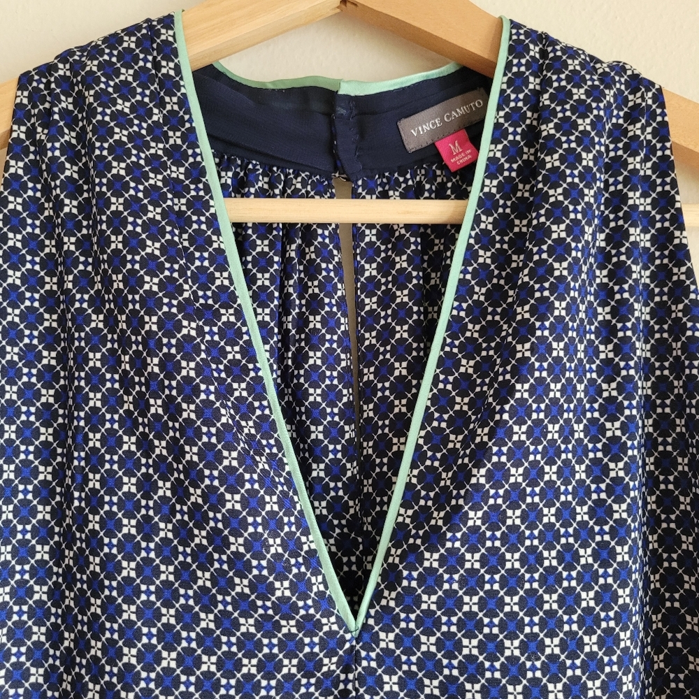 Vince Camuto Blouse Size M Sleeveless Accent Collar Pleated Back Navy Pattern